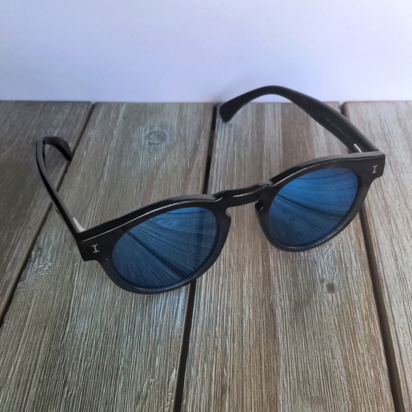 Illesteva Accessories - illesteva Leonard Sunglasses in Black/Blue Mirror